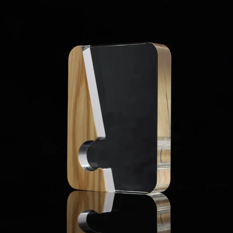 Premio moderno de materiales mixtos combinando madera y acrílico negro con recorte.
